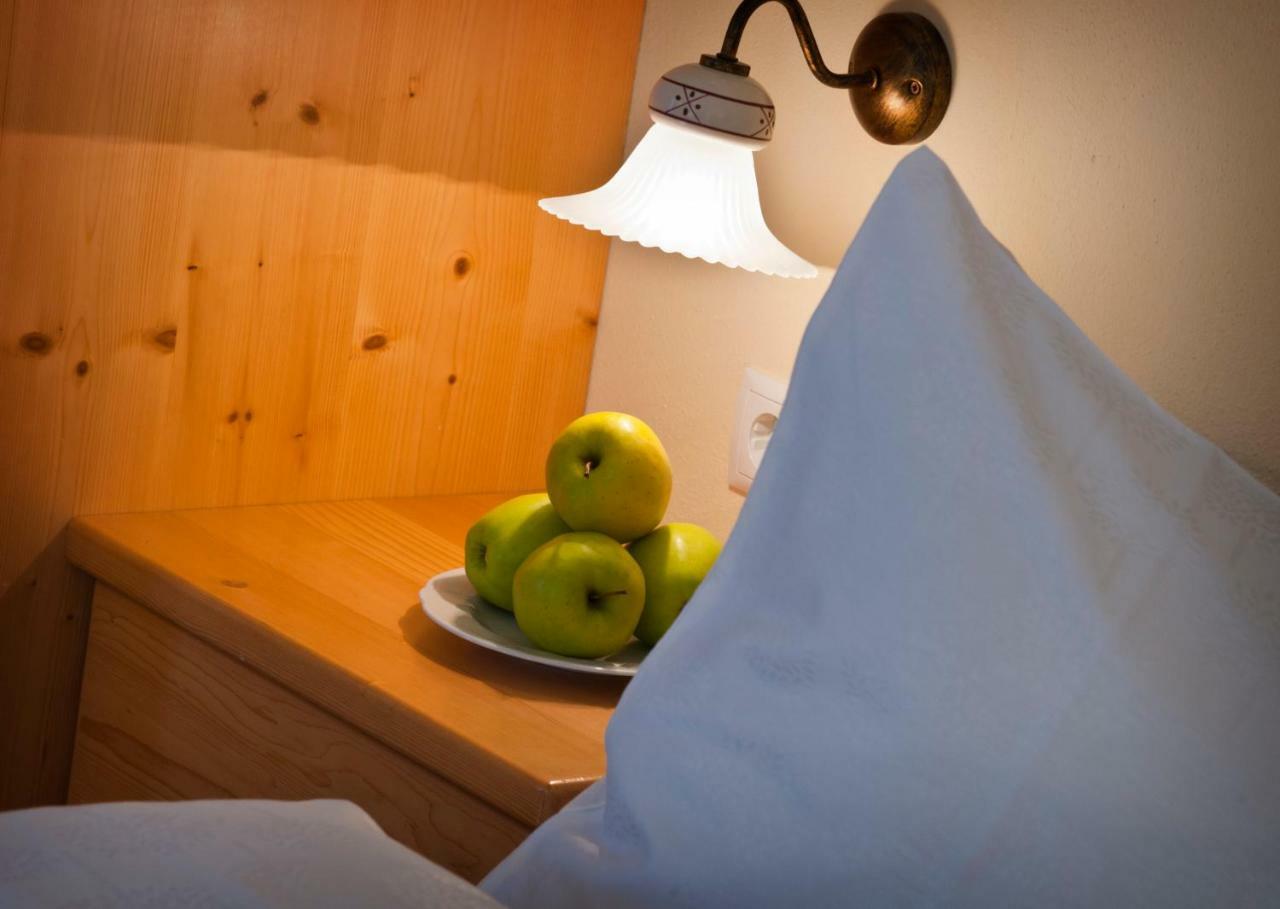 Hotel Weingut Klosterhof Caldaro Eksteriør bilde